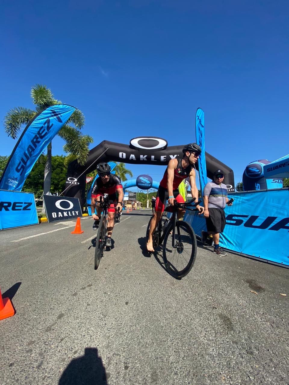 El Dr. JC Arias compitiendo en bicicleta durante un triatlón en Costa Rica.